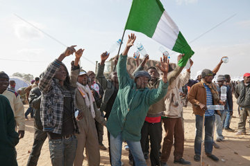Ben Gardane  Tunesien  aufgebrachte Nigerianer im Fluechtlingslager Shousha