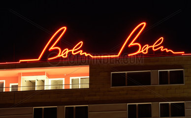 Berlin  Deutschland  Schriftzug BerlinBerlin aus Neonleuchten auf einem Dach