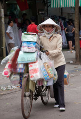 Hanoi  Vietnam  eine Frau transportiert ihre Einkaeufe mit dem Fahrrad
