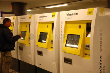 Berlin  Automat fuer U-Bahn  Bus und S-Bahn-Fahrkarten am Bahnhof Zoo