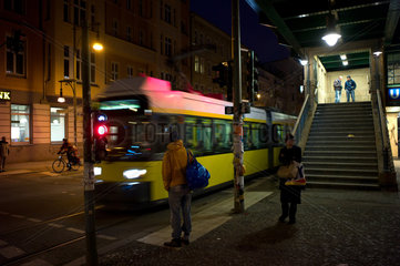 Berlin  Deutschland  Tram faehrt am Hochbahnhof Eberswalder Strasse vorbei