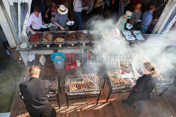 Hannover  Deutschland  Menschen an einem Grillbuffet