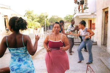 Santiago de Cuba  Kuba  Menschen tanzen auf der Strasse