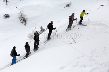Obertraun  Menschen bei einer Skiwanderung