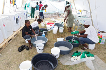 Carrefour  Haiti  lokale Reinigungskraefte reinigen Schuhe und waschen Waesche