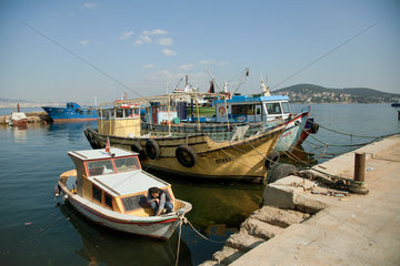Heybeliada  Istanbul  Tuerkei  Yacht- und Fischerhafen von Heybeliada mit Blick auf Bueyuekada