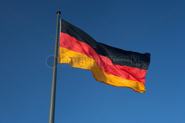 Berlin  Deutschland  wehende Deutschlandfahne
