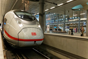 Berlin  Deutschland  ICE 3-Triebzug an Gleis 2 im Tiefgeschoss des Berliner Hauptbahnhofs
