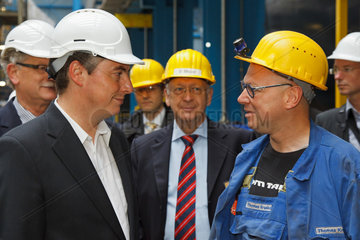 Papenburg  Deutschland  der nds. MP David McAllister (CDU) im Gespaech mit einem Mitarbeiter der Meyer Werft
