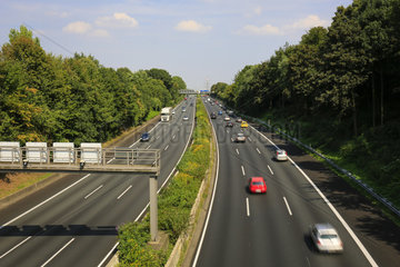 Gruen zugewachsene Autobahn A40  Essen  Ruhrgebiet  Nordrhein-Westfalen  Deutschland  Europa