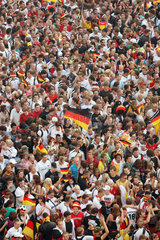 Berlin  Deutschland  Fussballfans auf der Fanmeile