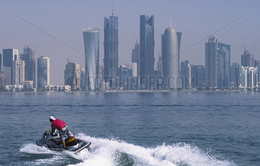 Doha  Katar  Jetskifahrer vor der Skyline der Hauptstadt
