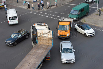 Berlin  Deutschland  Verkehr an einer Strassenkreuzung