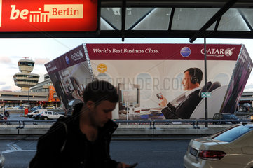 Berlin  Deutschland  Werbung fuer Qatar Airways am Flughafen Berlin-Tegel