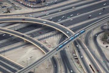 Dubai  Vereinigte Arabische Emirate  Blick auf die Sheikh Zayed Road und die Metrostrecke der Red Line