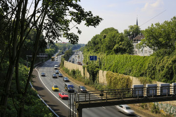Gruen zugewachsene Autobahn A40  Essen  Ruhrgebiet  Nordrhein-Westfalen  Deutschland  Europa