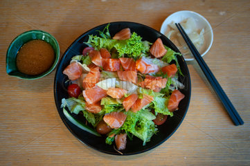 Singapur  Republik Singapur  Frischer Sashimi Salat mit rohem Lachs