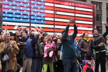 New York City  USA  Menschen am Times Square fotografieren Ihr Abbild auf einer Werbetafel