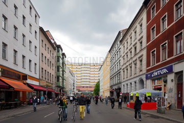 Berlin  Deutschland  Passanten in der Adalbertstrasse auf dem Strassenfest MyFest