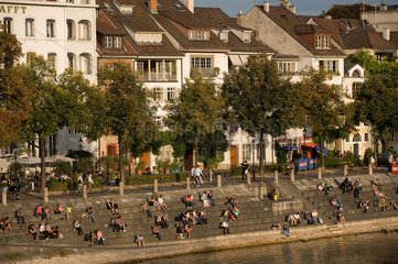 Basel  Schweiz  Leute entspannen sich entlang der Uferpromenade des Rheins