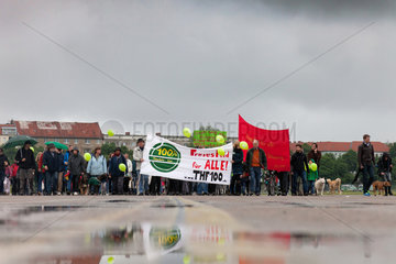 Berlin  Deutschland  eine Demonstration der Initiative 100% Tempelhofer Feld