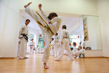 Berlin  Deutschland  Junge in einem Taekwondo-Kurs
