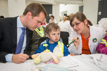 Berlin  Deutschland  Bundesgesundheitsminister Daniel Bahr  FDP  zu Besuch im Teddybaerkrankenhaus