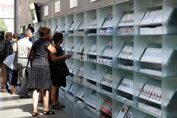 Berlin  Deutschland  Besucher informieren sich mit Broschueren im Bundespresseamt