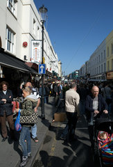 London  Grossbritannien  Besucher des bekannten Portobello Road Market