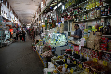 Nikosia  Tuerkische Republik Nordzypern  Haendler in der alten Markthalle