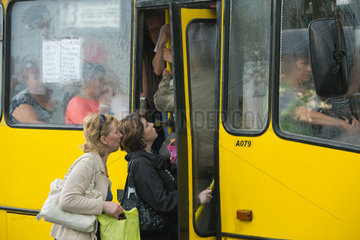 Lemberg  Ukraine  staedtischer Linienbus an einem verregneten Tag