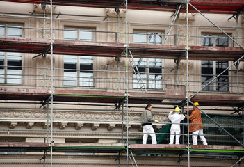 Berlin  Deutschland  Bauarbeiter auf einem Geruest am Kronprinzenpalais