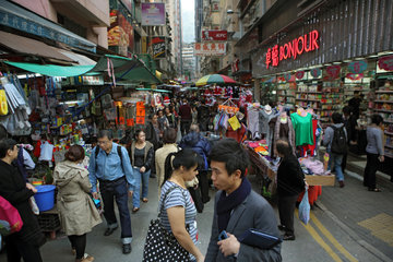 Hong Kong  China  Menschen in einer Einkaufsstrasse