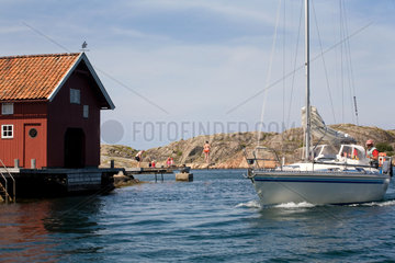 Hamburgsund  Schweden  Schaerenlandschaft mit Bootshaus  Badeplatz und Segelboot