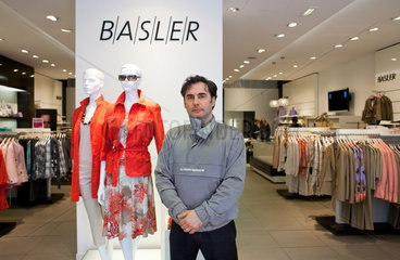 Berlin  Deutschland  Starvisagist Marco Mannozzi im Basler Fashion Store