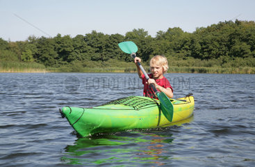 Ploen  Deutschland  ein Junge macht eine Kanutour auf dem Grossen Ploener See