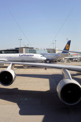 Frankfurt am Main  Deutschland  Flugzeuge auf dem Rollfeld