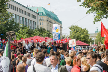 Berlin  Deutschland  Free Pussy Riot-Demo  Unter den Linden  vor der Russischen Botschaft
