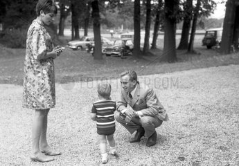 Hoppegarten  DDR  Mann  Frau und Kleinkind bei einem Spaziergang