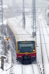 Berlin  Deutschland  S-Bahn und schneebedeckte Gleise