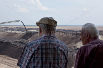 Cottbus  Deutschland  Anwohner beobachten die Foerderbruecke des Tagebau Nord