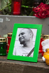 Posen  Polen  Foto und Trauerkerzen am Tatort eines Mordes in der Fussgaengerzone