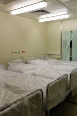 Berlin  Deutschland  Betten stehen auf dem Flur des Urban-Krankenhauses