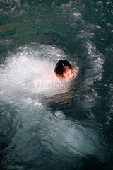 Canyamel  Spanien  ein Maedchen schwimmt im Meer