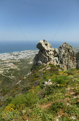 Girne  Tuerkische Republik Nordzypern  Blick auf Girne vom Besparmak-Gebirge