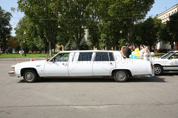 Gomel  Weissrussland  Hochzeitsgaeste stehen an einer angemieteten Limousine