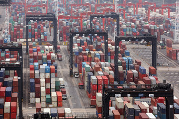 Hong Kong  China  gestapelte Container im Hongkong International Terminal  Container Hafen