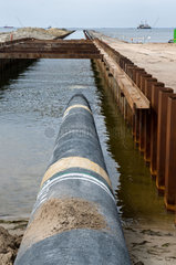 Ostseepipeline- Im Greifswalder Bodden wird die sogenannte OPAL-Verlaengerung der North-Stream-Pipeline aus dem Wasser gezogen   die von Lubmin ueber Land an die tschechische Grenze fuehrt