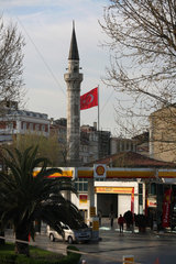 Istanbul  Tuerkei  eine Shell-Tankstelle vor einer Moschee im Stadtteil Bayrampasa