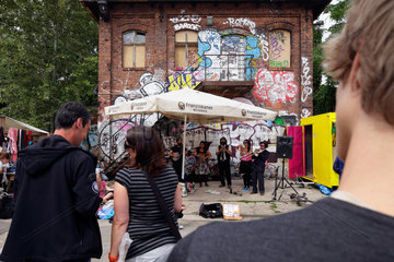 Berlin  Deutschland  eine Musikgruppe spielt auf dem RAW-Gelaende
